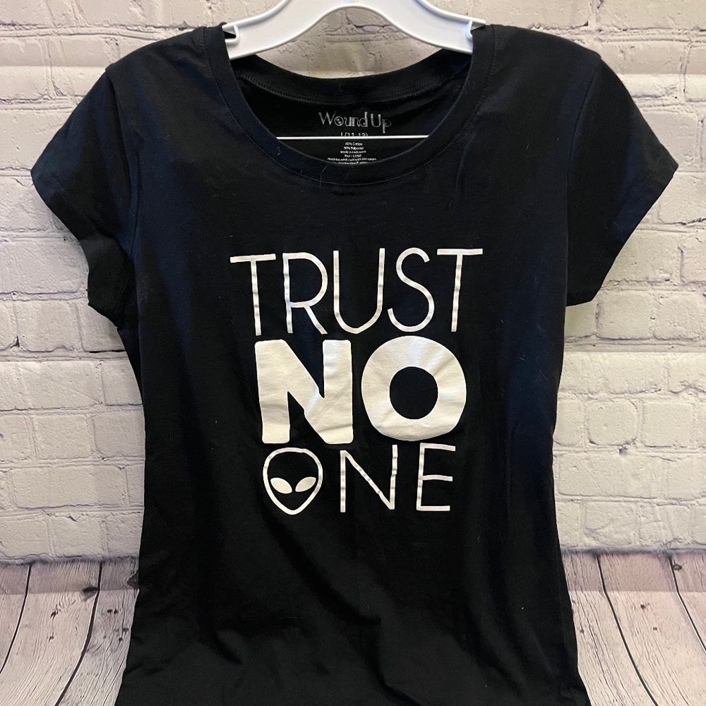 🌻trust no one alien shirt